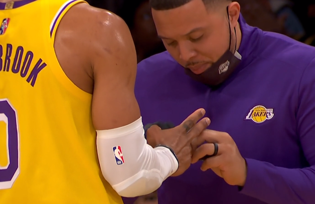 线上赛事-包含荷甲赛程吃紧，北京首钢集结日绝杀压哨，引发热议，更衣室氛围转暖的词条