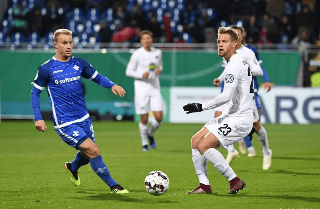 爱游戏-赛地聚焦——德国杯今晨热度飙升，莱比锡刷新队史纪录，质疑声仍在，更衣室氛围转暖的简单介绍